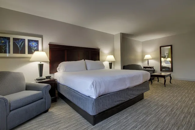 جناح بسرير كينج مع أريكة، Holiday Inn Express Hotel Suites Middleboro Raynham 2/4