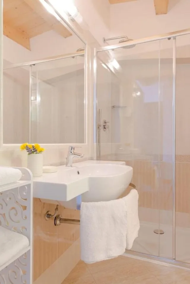 غرفة سوبيريور بسرير كوين وسريرين منفصلين، Village Hotel Lucia 3/3
