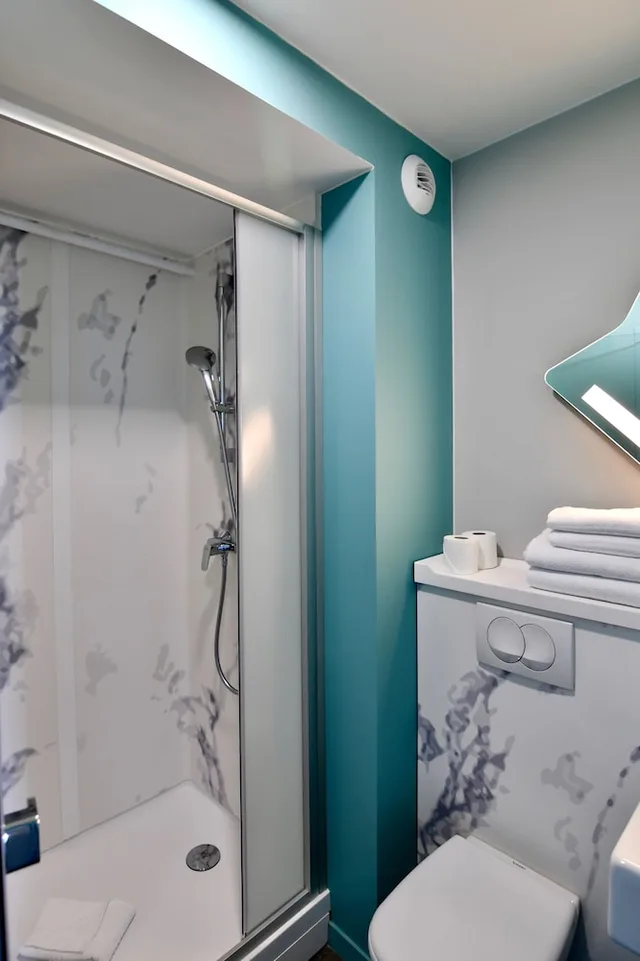 غرفة بسرير مزدوج وسريرين منفصلين، ibis budget Saint Nazaire Centre Gare 5/5