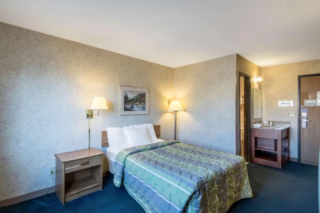 غرفة بسرير كوين بجاكوزي، Motel6 Eau Claire, WI 1/9