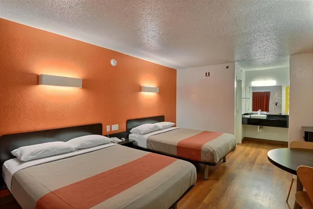 غرفة بريميوم بسريرين كوين، Motel6 Tewksbury, MA - Boston 2/5