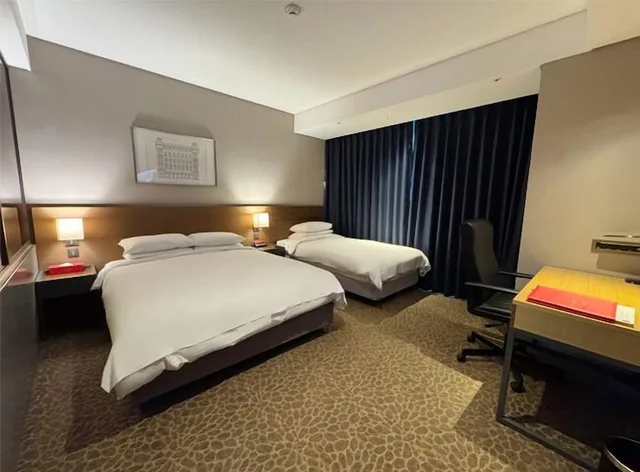 غرفة ديلوكس عائلية بسرير مزدوج وسرير فردي بإطلالة على المدينة، ASTI Hotel Busan 2/4