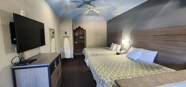 غرفة بسريرين كينج للمدخنين بمطبخ صغير، Regency Inn & Suites By Capital O Houston IAH Airport 5/10