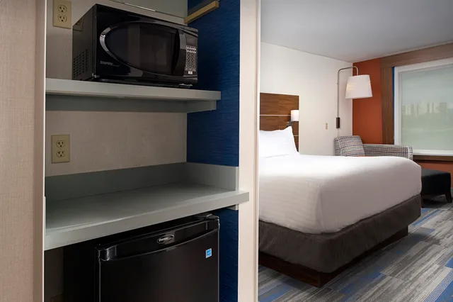 غرفة بسريرين كوين لذوي الإعاقة، Holiday Inn Express Hotel Suites Chambersburg 2/4