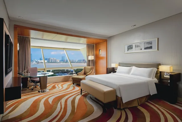 غرفة بريميوم بسرير كينج بإطلالة على النهر، InterContinental Hangzhou 1/6