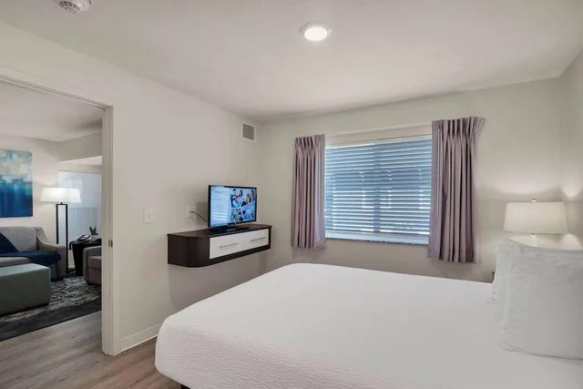 جناح بسريرين كوين بشرفة بغرفتي نوم، WaterWalk Extended Stay by Wyndham Raleigh - RTP 3/8