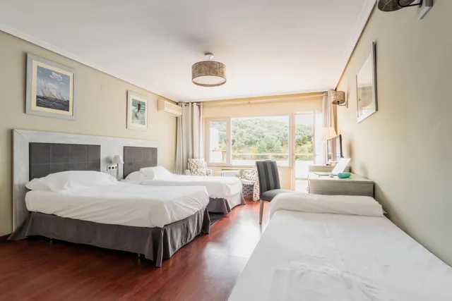 غرفة ثلاثية، Nayade hotel 2/10
