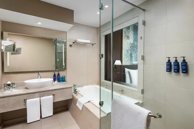 غرفة تنفيذية بسرير كينج، RADISSON BLU HOTEL, SOHAR 10/10