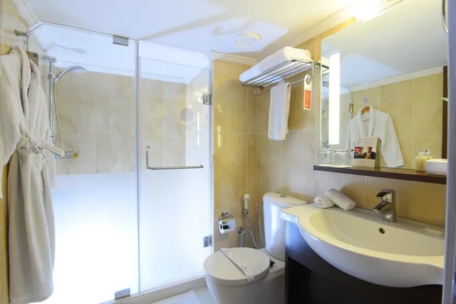 جناح بسرير كينج للمدخنين، Ramada By Wyndham Downtown Beirut 3/3