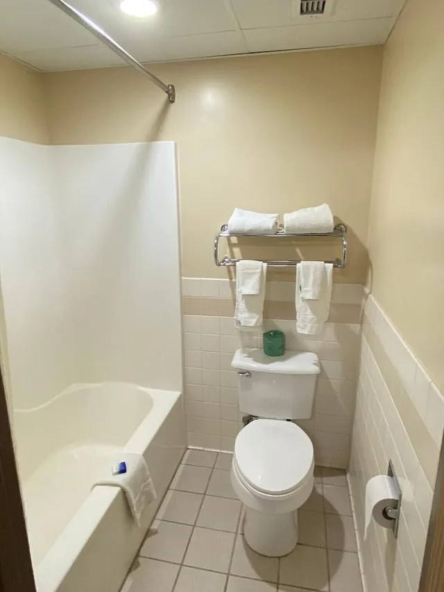 غرفة قياسية بسريرين كوين، American Inn and Suites Peosta, IA 3/3
