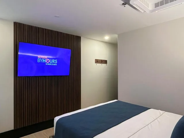 غرفة قياسية بسرير كوين، Hotel Continental All Suites 2/3