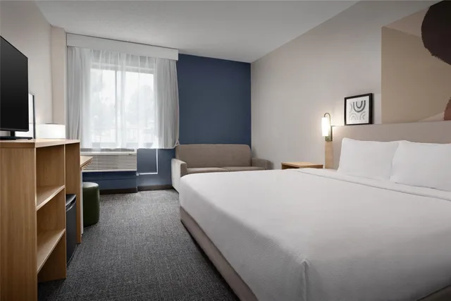غرفة بسرير كينج بحوض استحمام لذوي الإعاقة، Spark by Hilton Lakewood Denver Southwest 1/5