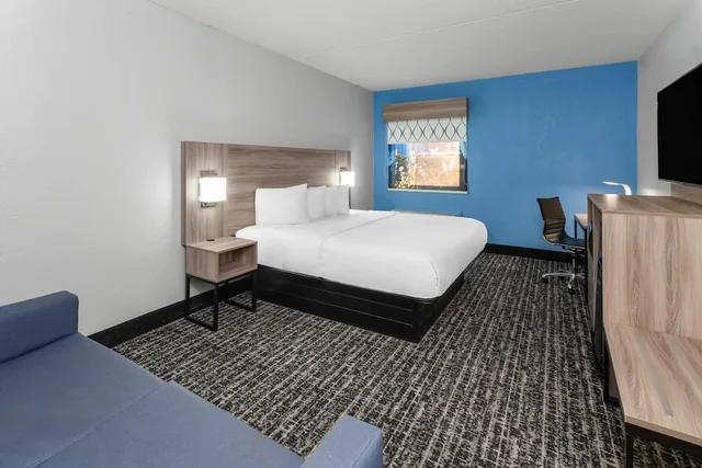 غرفة بسرير كينج مع أريكة، Baymont By Wyndham Indianapolis South 5/7