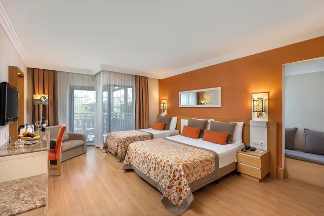 غرفة قياسية ثلاثية بسرير مزدوج وسرير فردي، Limak Limra Hotel & Resort 1/10