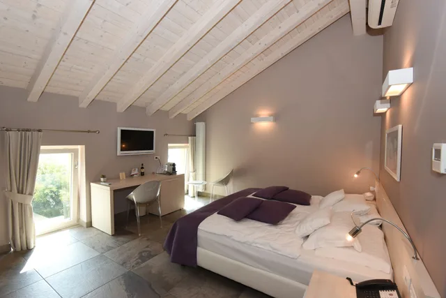 غرفة ديلوكس بسرير مزدوج بإطلالة على البحيرة، Relais Villa Porta 1/10