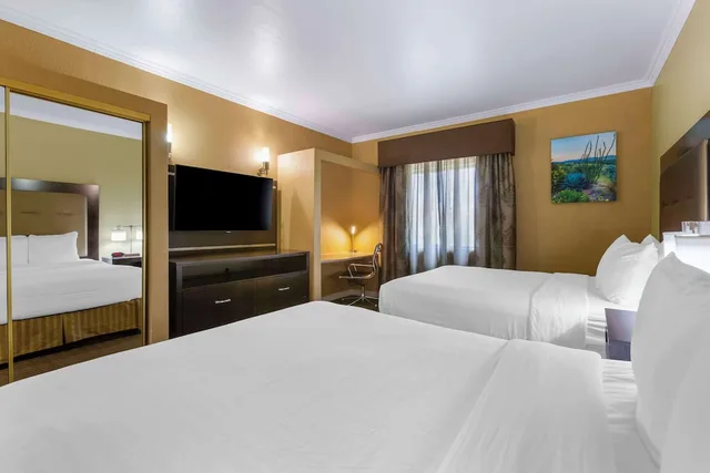 غرفة قياسية بسريرين كوين، Royal Sun Inn & Suites 2/6