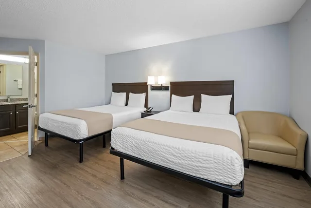 غرفة بسريرين كوين بمطبخ، Suburban Studios Near Camp Lejeune 2/2