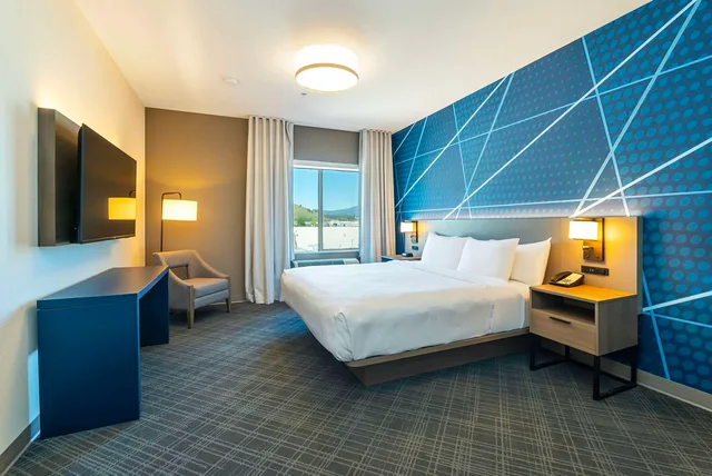 جناح بسرير كينج، Comfort Suites Kelowna, BC 1/3