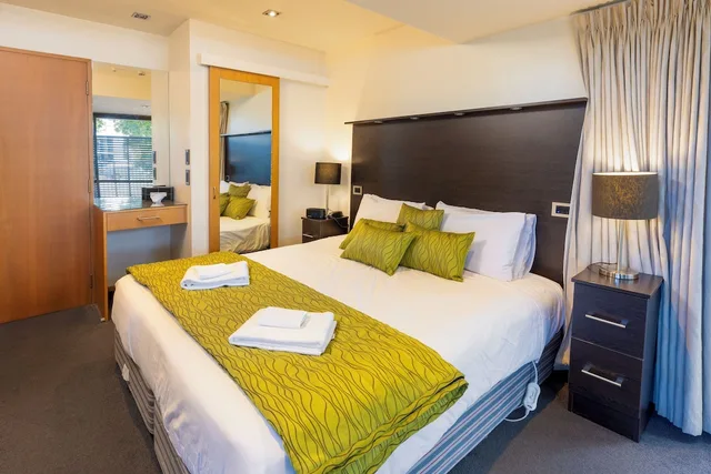 غرفة قياسية بسرير كينج وسريرين منفصلين بغرفتي نوم، Airport Gateway Motor Lodge 1/7