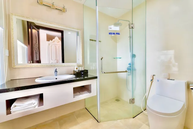غرفة ديلوكس بسرير مزدوج وسرير فردي، Tuyet Son Hotel 8/9