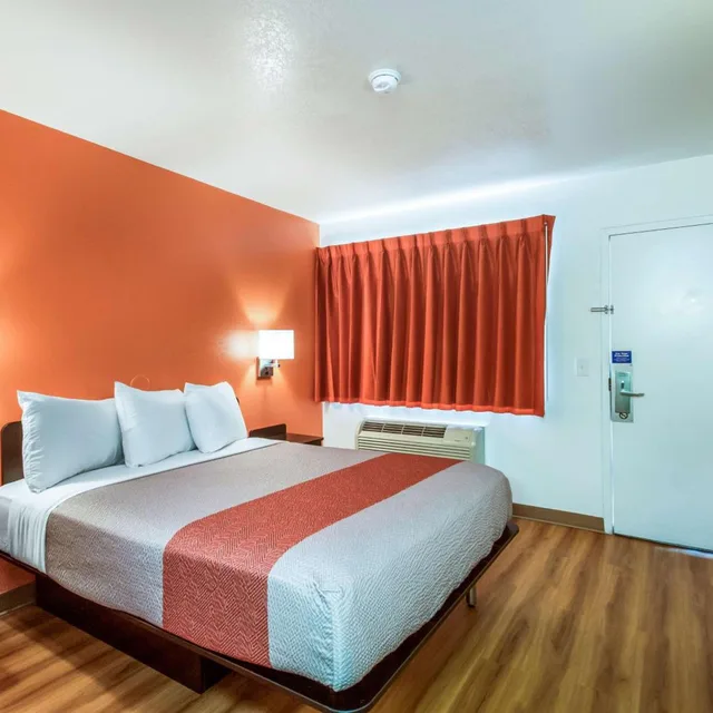 غرفة بسرير مزدوج لذوي الإعاقة، Motel6 Youngtown, AZ - Phoenix - Sun City 1/10