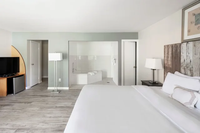 غرفة شهر العسل بفراش فوتون وسرير كينج بحوض جاكوزي، The Atlantic Hotel 6/10