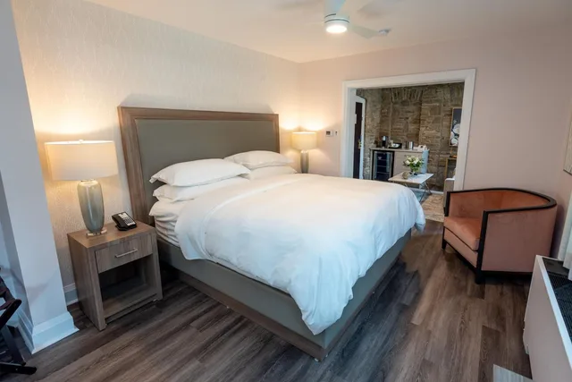 جناح بسرير كوين، Glenerin Inn 4/10