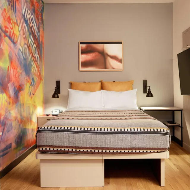 غرفة بسرير بطابقين وسرير كوين، Moxy Richmond Downtown 1/3