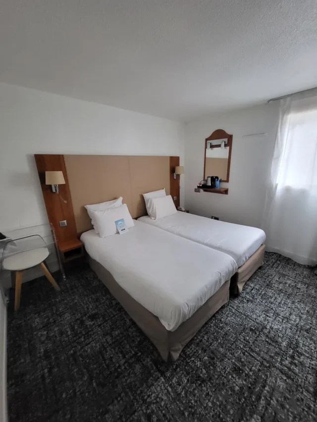 Room, Twin Beds, Hotel Kyriad Saint Quentin En Yvelines - Montigny 3/7
