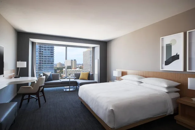 غرفة بسرير كينج بحوض استحمام لذوي الإعاقة، MARRIOTT MARQUIS CHICAGO 1/8