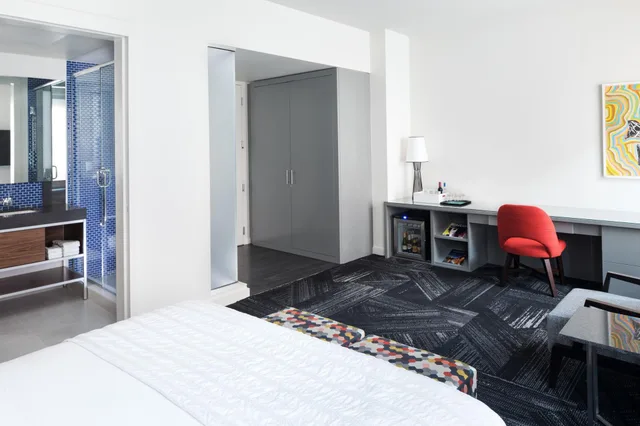 غرفة بسرير كوين، The Chambers Hotel 1/2