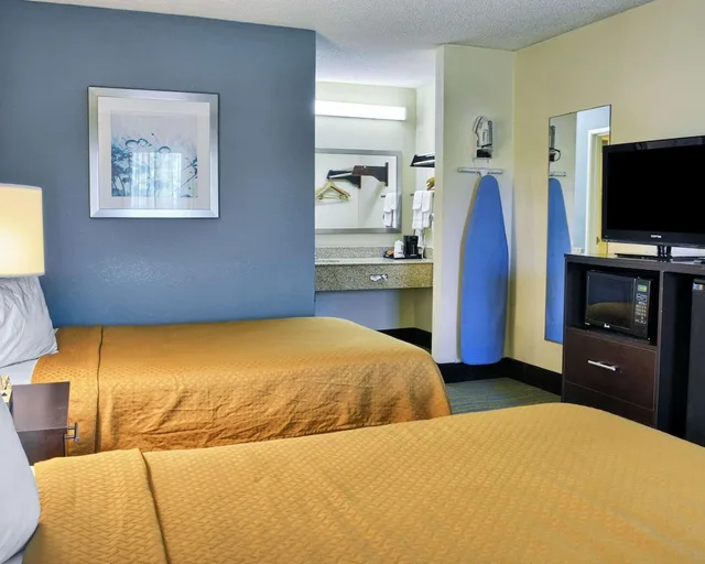 غرفة قياسية بسريرين مزدوجين، Quality Inn Thornburg 1/4
