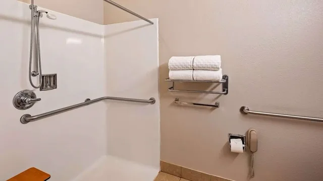 غرفة بسرير كوين لذوي الإعاقة، Sonesta Essential Morgantown 3/3
