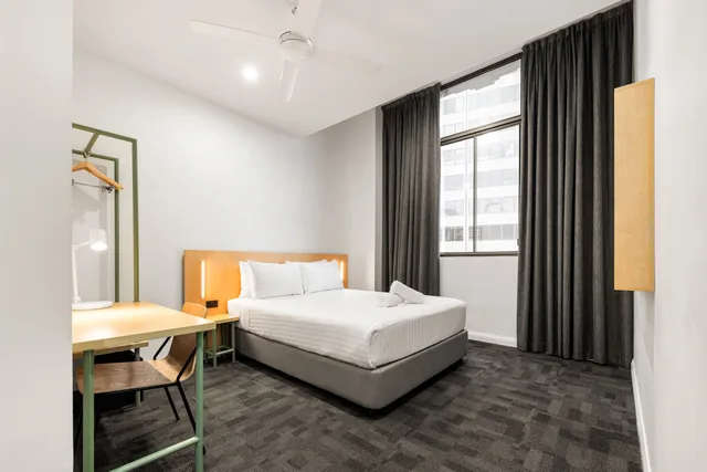 غرفة بسرير كوين بحمام مشترك، YHA Sydney Central 1/2