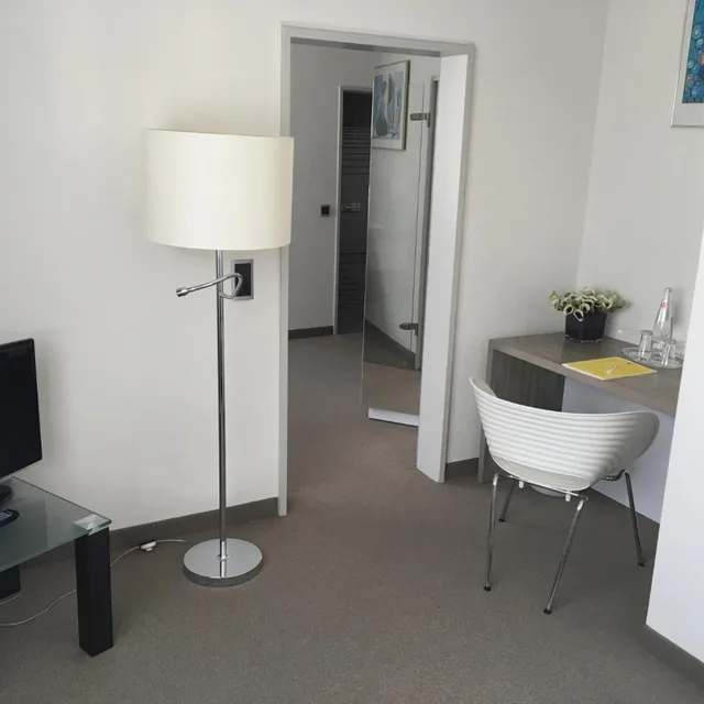 جناح جونيور، Hotel Schweizer Hof Kassel 4/4