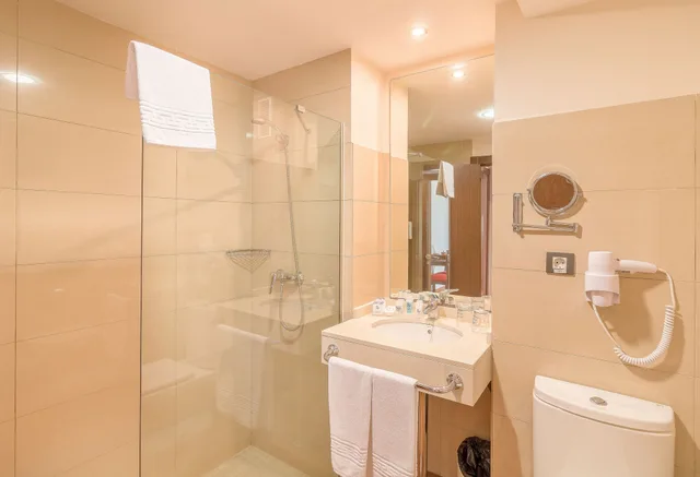 غرفة بريميوم بثلاثة أسرّة بإطلالة على المسبح، Hotel LIVVO Corralejo Beach 4/4
