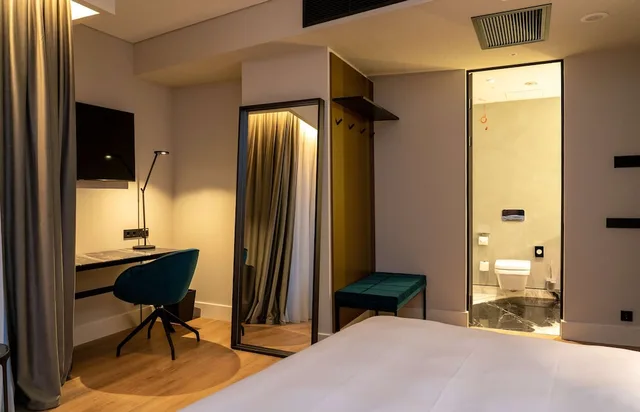 غرفة بريميوم بسرير كينج بإطلالة على المدينة، Radisson Blu Aurum Hotel Brasov 10/10