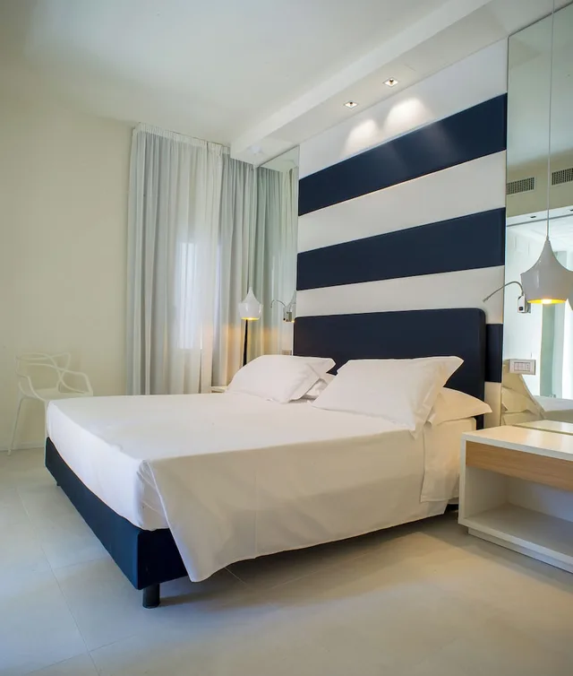 جناح بسرير كوين بغرفة نوم واحدة مع أريكة، Metropol Ceccarini Suite 1/2