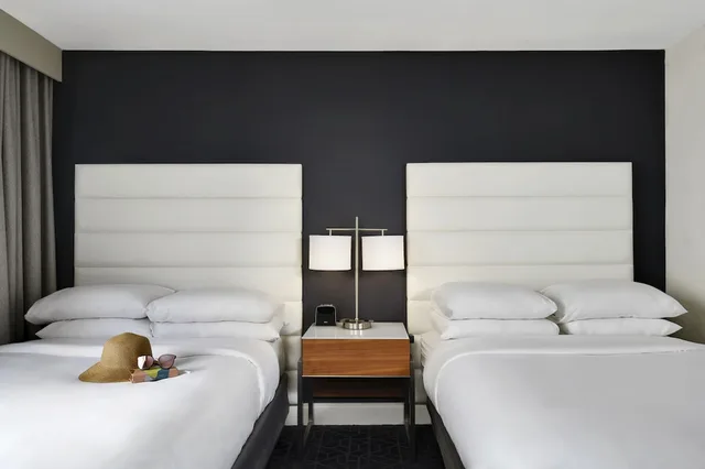 غرفة بسريرين مزدوجين بشرفة بحوض استحمام لذوي الإعاقة، Hotel Tampa Riverwalk 3/4