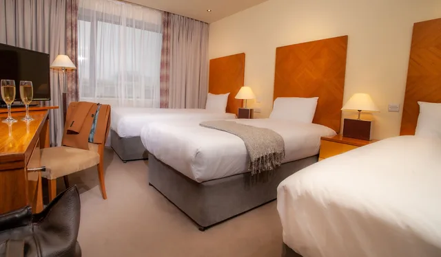 غرفة ثلاثية بثلاثة أسرّة، The Connacht Hotel 1/2