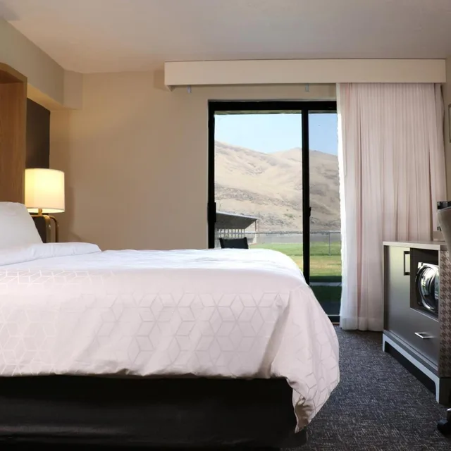 غرفة بإطلالة على النهر بغرفة نوم واحدة بجاكوزي، Holiday Inn Clarkston - Lewiston 1/4
