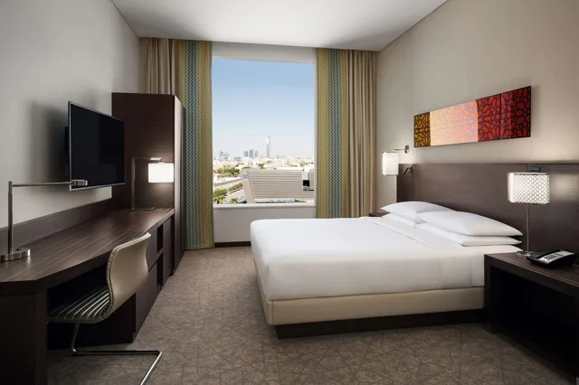غرفة بسريرين منفصلين مع أريكة، فندق حياة بليس الرياض السليمانية(Hyatt Place Riyadh Al Sulaimania) 9/10