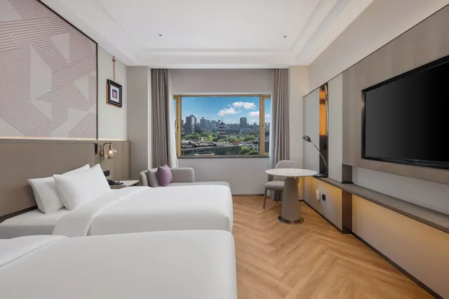 غرفة قياسية بسريرين منفصلين بإطلالة على المدينة، Crowne Plaza City Center Ningbo 2/5