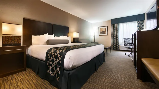 غرفة بسرير كينج مع أريكة، Best Western Plus Coldwater Hotel 1/3