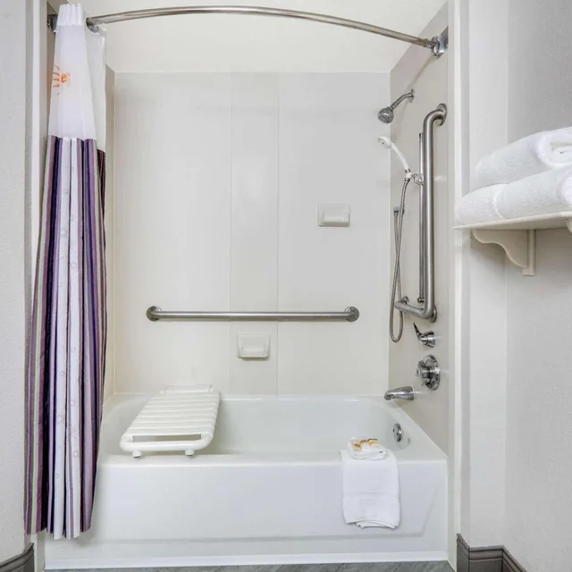 غرفة بسريرين مزدوجين بحوض استحمام لذوي الإعاقة، La Quinta Inn & Suites by Wyndham Dallas - Addison Galleria 6/9