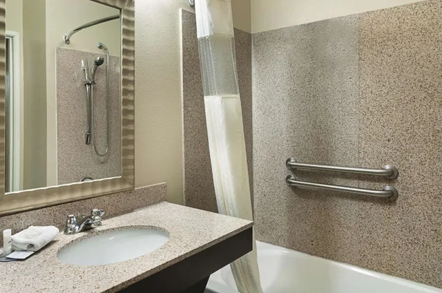 Deluxe, King Bed, Accessible, La Quinta Inn & Suites by Wyndham Houma 3/4