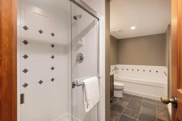 غرفة بسرير بطابقين وسريرين كوين بـ3 غرف نوم مع أريكة، Horstman House By Whistler Premier 9/10