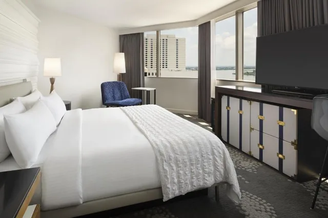 جناح تنفيذي ركني بسرير كينج بإطلالة على المدينة، Le Meridien New Orleans 1/3