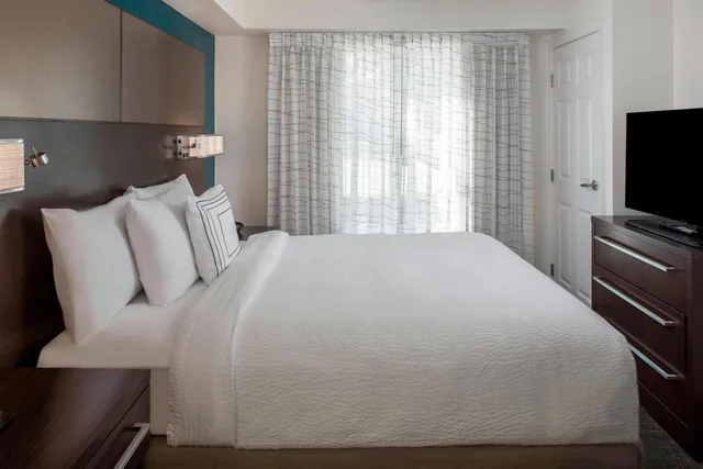 جناح بسرير كوين بغرفة نوم واحدة مع أريكة، Residence Inn New Orleans Metairie 3/7