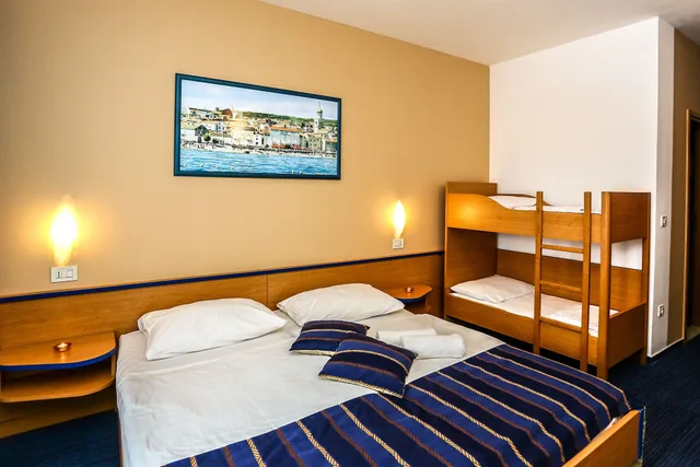 غرفة عائلية بسرير كوين وسرير بطابقين بشرفة، Hotel Drazica - Hotel Resort Drazica 1/3